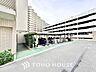 駐車場：雨の日でも安心な屋根・目隠しパネル付きのバイク駐車スペース。奥には出入りしやすい大型の自走式立体駐車場棟を備え、アクティブなカー＆バイクライフを強力にサポートします。