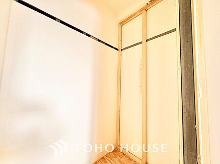 壁一面の収納は、すっきりとした空間をもたらす。清潔感のあるスペースは「ただいま」の瞬間からくつろぎのスイッチを入れる。