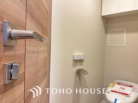 清潔感あるホワイト調のクロスと温もり溢れるモダンカラーの床材が見事に調和した本邸宅は、毎日の生活を少しでも快適に過ごして頂ける様に落ち着いた雰囲気作りから行っています。