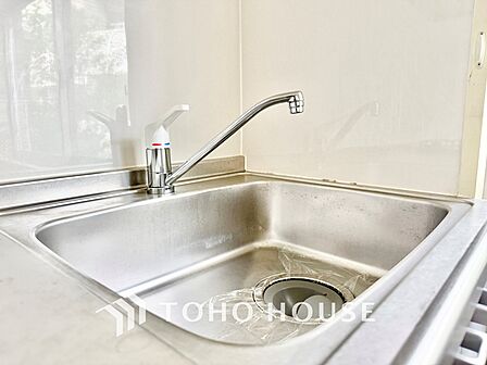 ◆今宵の食卓◆ダウンライトに反射するグラスを眺めながらワインを注ぐ。トクトクと心地いい音をさせながら、フランスの古城を思わせる薫りがたちこめ、とても幸せな時を過ごせる。