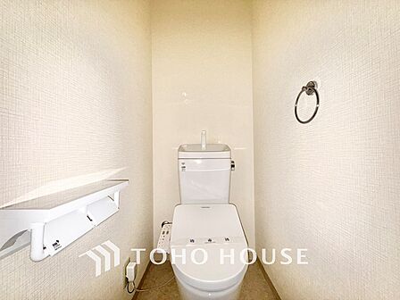◆トイレ◆トイレも全て新品に交換されており、清々しく新生活を始めることができます。白基調の清潔感のある空間に生まれ変わりました。