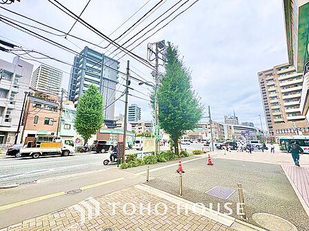 風の通り道。舞い込んでくる風が優しく躍り、室内に爽やかな空気を運んでくる。そこに季節の息吹を感じて、いまがどんな季節なのかを実感する。