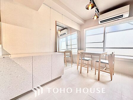 忙しい朝でも、しっかり家族が揃って食事をして頂けるゆとりある大きさのダイニングスペース。リビングと和室の続き間は急な来客時になど使い勝手が良いです。実際の空間を体感してみて下さい!