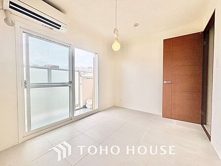 【living】居心地のいい暮らしには欠かせない眩い採光。ゆったりとした幅の窓からこの空間に降り注ぐ採光が絶えない。明るいリビングこそ居心地のいい暮らしが待っているのだと思う。