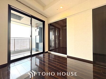 【Decorative lighting】上質に仕上げられた室内。オフ・ホワイトの壁を背にした観葉植物の葉をそっと置かれたインテリア・ライトが照らし出しています。少しお洒落な暮らしをしてみませんか。