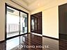 子供部屋：【Decorative lighting】上質に仕上げられた室内。オフ・ホワイトの壁を背にした観葉植物の葉をそっと置かれたインテリア・ライトが照らし出しています。少しお洒落な暮らしをしてみませんか。
