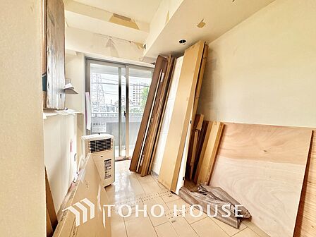 【改装中】風の通り道。舞い込んでくる風が優しく躍り、室内に爽やかな空気を運んでくる。