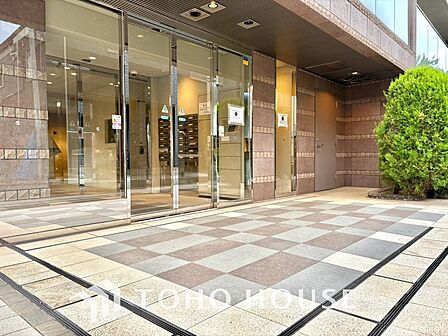 【ENTRANCE】◆家族◆家で家族と過ごす時間は限られている。帰りを待つ家族の元へと急ぐときの弾む思い。そんな思いを引き立てる邸宅。