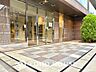 エントランス：【ENTRANCE】◆家族◆家で家族と過ごす時間は限られている。帰りを待つ家族の元へと急ぐときの弾む思い。そんな思いを引き立てる邸宅。