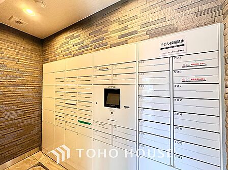 スタイリッシュなホワイトで壁面一体に埋め込まれたメールロッカー。操作しやすい液晶パネル付きの宅配ボックスを備え、ネットショッピングの荷物受取もスムーズで快適な毎日をサポートします。