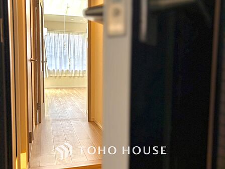 【玄関】出入りのしやすい、ゆとりを感じる玄関空間です。