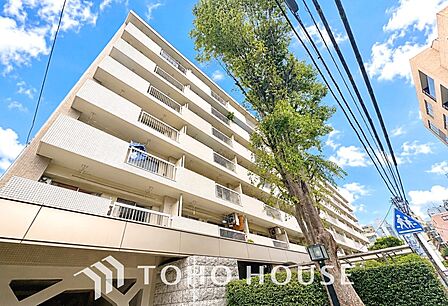 洗練されたファサードが印象的なマンション。日々の暮らしを心地よく包み込む、品格ある佇まいが魅力です。帰宅するたびに気分が高まります。