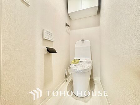【RESTROOM】ホワイト調のクロスと温もり溢れるモダンカラーの床材が見事に調和した本邸宅は、毎日の生活を少しでも快適に過ごして頂ける様に落ち着いた雰囲気作りから行っています。