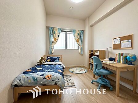※生成AIによるイメージです。家具・小物は販売価格に含まれません。【PRIVATE ROOM】◆属毛離裏◆子は父を手本とし、母に愛育されて成長する。家族の深い繋がり。いつまでも大切にしたい。