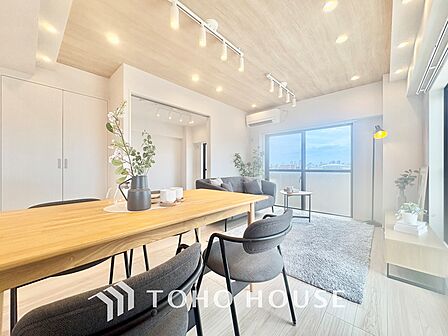【LIVING】輝くドアを開けた先に広がる家族やすらぎのプライベート空間。広く開放されたWindow・Balconyから射しこむ眩いばかりの陽光が、リビング空間を鮮やかに映し出す。