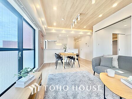 【LIVING】◆眩い◆光が燦々と入り、家族の笑顔を照らす。「いつまでも続いて」と願う夢のような毎日がここにある。