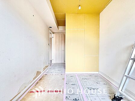 風の通り道。舞い込んでくる風が優しく躍り、室内に爽やかな空気を運んでくる。そこに季節の息吹を感じて、いまがどんな季節なのかを実感する。