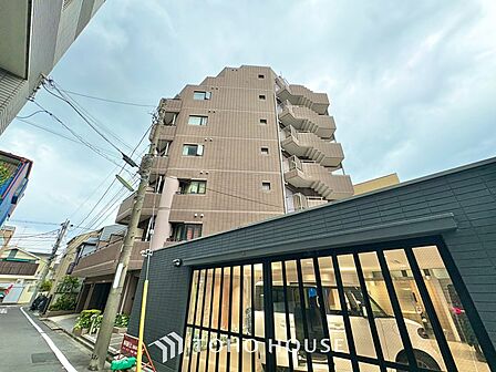 ◆キッチン◆美味しい料理を作りたくなるような気持にさせてくれる、腕を振るえる自慢のスペース。見上げると柔らかなダウンライトが包み込み、彩りを添えます。艶と光沢のある居心地の良いわが家のキッチン。