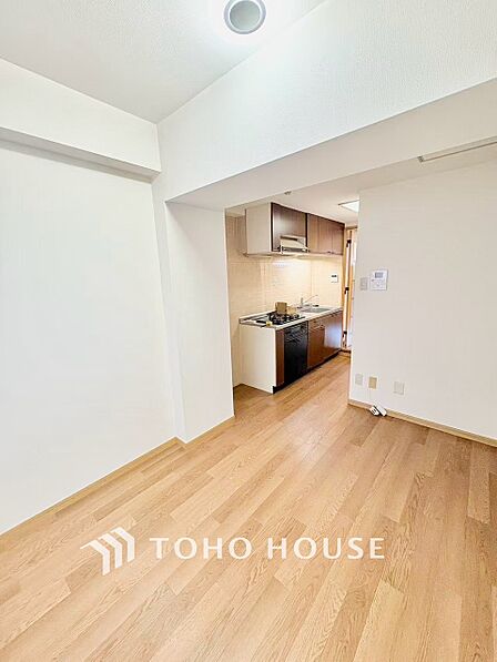 喧噪から離れ広々した寝室でゆったりと過ごす。そんな寛いだ休日もあっていい。だって『何もしない時を楽しむ』そんな贅沢な時間を愛する