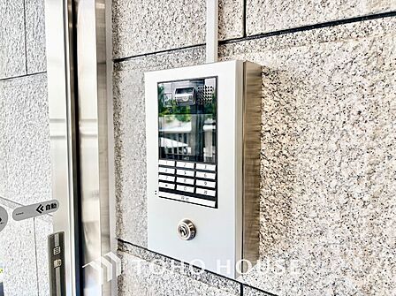 来訪者の姿を室内からしっかり確認できるカメラ付き集合インターホン。重厚感あふれる御影石調の壁面にスマートに設置され、暮らしの安全と安心をしっかりと守ります。