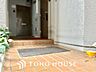 エントランス：【ENTRANCE】◆家族◆家で家族と過ごす時間は限られている。帰りを待つ家族の元へと急ぐときの弾む思い。そんな思いを引き立てる邸宅。