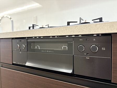 【KITCHEN】◆開放的◆後片付けが楽なシステムキッチン。収納スペースの充実!