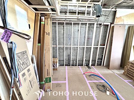 【Kitchen】美しく使いやすいキッチンは油汚れが簡単に拭き取れる素材で加工されており、浄水器シャワーから流す水の音を軽減する静かなシンクを採用。見えないところにさり気ない配慮が嬉しい