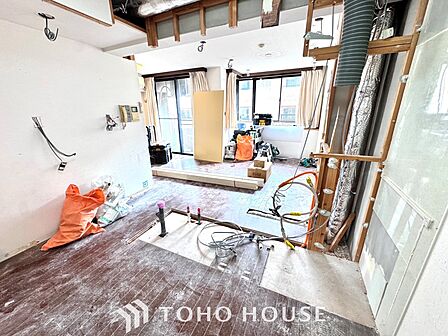 【Kitchen】美しく使いやすいキッチンは油汚れが簡単に拭き取れる素材で加工されており、浄水器シャワーから流す水の音を軽減する静かなシンクを採用。見えないところにさり気ない配慮が嬉しい