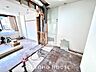 キッチン：【Kitchen】美しく使いやすいキッチンは油汚れが簡単に拭き取れる素材で加工されており、浄水器シャワーから流す水の音を軽減する静かなシンクを採用。見えないところにさり気ない配慮が嬉しい