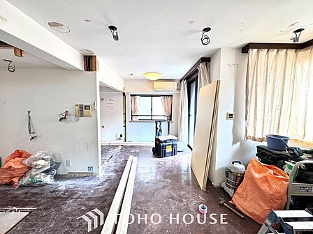 【Decorative lighting】上質に仕上げられた室内。オフ・ホワイトの壁を背にした観葉植物の葉をそっと置かれたインテリア・ライトが照らし出しています。少しお洒落な暮らしをしてみませんか。
