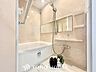 浴室：【Bathroom】『一日の疲れを落としてくれる場所は、一番落ち着く場所でなければならない』高級感溢れるカラーと大きさ・柔らかな曲線で構成された半身浴も楽しめるバスタブが心地よさをもたらします。
