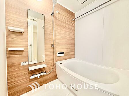 光に照らし出されたバスルーム。適度な湿度と静かに揺れる眼前の水面。広い浴槽にゆっくりと身を沈め深く瞑想をすれば、明日への新たな活力が膨らんでくる。