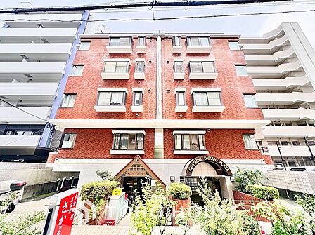 穏やかな街並みに美しく溶け込む、洗練された外観デザイン。年月を経ても色褪せない落ち着いた佇まいが、住まう方の愛着を深く育みます。毎日の帰宅が楽しみになるような、誇りと安心感を持てる住まいです。