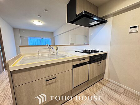【Kitchen】美しく使いやすいキッチンは油汚れが簡単に拭き取れる素材で加工されており、浄水器シャワーから流す水の音を軽減する静かなシンクを採用。見えないところにさり気ない配慮が嬉しい