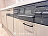 キッチン：【Kitchen】美しく使いやすいキッチンは油汚れが簡単に拭き取れる素材で加工されており、浄水器シャワーから流す水の音を軽減する静かなシンクを採用。見えないところにさり気ない配慮が嬉しい