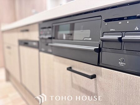 【Kitchen】美しく使いやすいキッチンは油汚れが簡単に拭き取れる素材で加工されており、浄水器シャワーから流す水の音を軽減する静かなシンクを採用。見えないところにさり気ない配慮が嬉しい