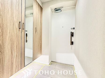 重厚感と清潔感にあふれたエントランスアプローチ。手入れの行き届いた植栽や綺麗な共有スペースが、住環境の良さを物語ります。毎日の行き帰りが安心で心地よくなる、優雅に住まう方をお迎えする空間です。