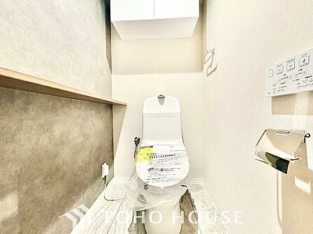 清潔感と快適性に配慮した落ち着きのあるトイレ空間。お手入れのしやすい素材を採用しており、サッと拭くだけで綺麗を保てます。来客時にも自信を持ってご案内できる、すっきりとした仕上がりです。