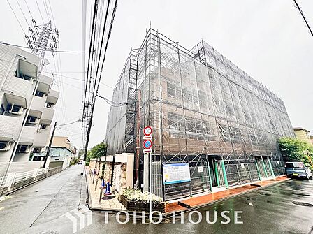 穏やかな街並みに美しく溶け込む、洗練された外観デザイン。年月を経ても色褪せない落ち着いた佇まいが、住まう方の愛着を深く育みます。毎日の帰宅が楽しみになるような、誇りと安心感を持てる住まいです。