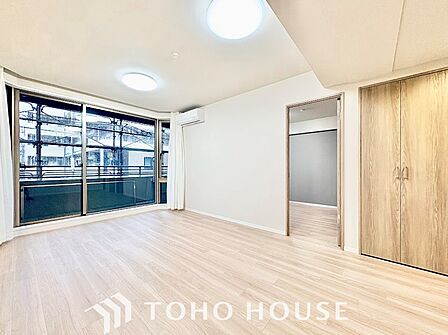 天井が高く開放感のあるリビングダイニング。大きな窓から風が通り抜け、心地よい空気感に包まれます。のびのびと過ごせるゆとりがあり、ご友人を招いてのホームパーティにも適しています。