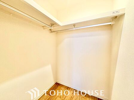 大型のクローゼットを備えた収納力に優れた洋室。かさばる衣類や荷物もすっきりと収まり、居住スペースを広く有効に使えます。いつでも片付いた美しい空間を保てる設計です。