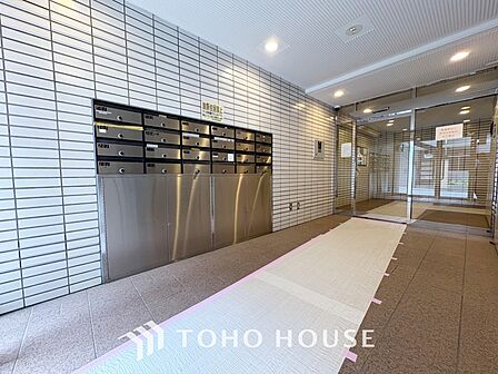 【By the window】◆窓辺◆窓を開けベランダに出ると当所なく広がる街と空のスクリーン。風が凪ぎ一時停止する目の前の画面