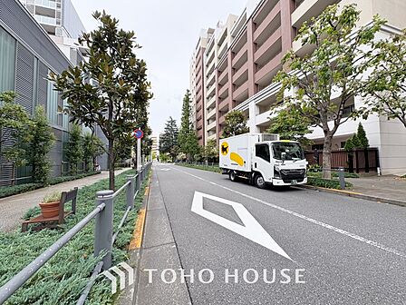 【By the window】◆窓辺◆窓を開けベランダに出ると当所なく広がる街と空のスクリーン。風が凪ぎ一時停止する目の前の画面