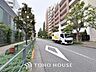 その他：【By the window】◆窓辺◆窓を開けベランダに出ると当所なく広がる街と空のスクリーン。風が凪ぎ一時停止する目の前の画面