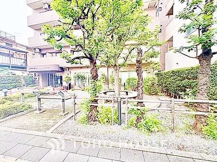 【ENTRANCE】◆家族◆家で家族と過ごす時間は限られている。帰りを待つ家族の元へと急ぐときの弾む思い。そんな思いを引き立てる邸宅。