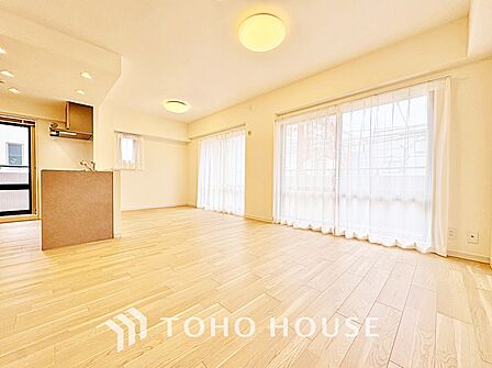 【リビング】柔らかな陽光が静かに床をなぞる。何気ない時間さえ、美しく感じられる場所。