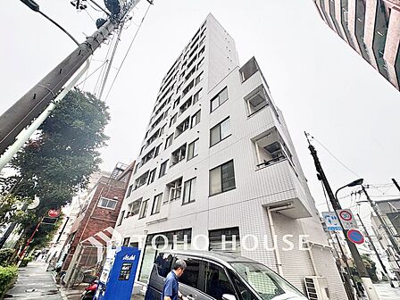 明治通り沿いに佇む、存在感ある10階建てフォルム。1階には店舗スペースを備え、視認性・利便性に優れたロケーションです。