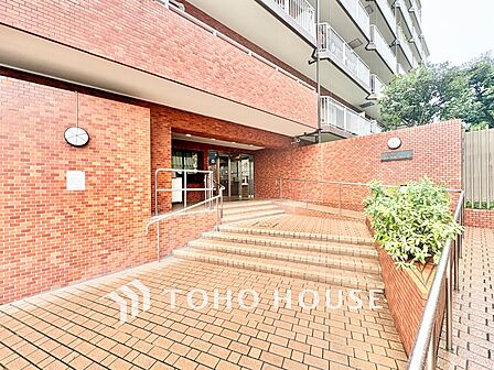広々としたアプローチは段差の少ない設計。植栽の緑とあたたかみのあるレンガが住まう人を優しく迎え入れます。