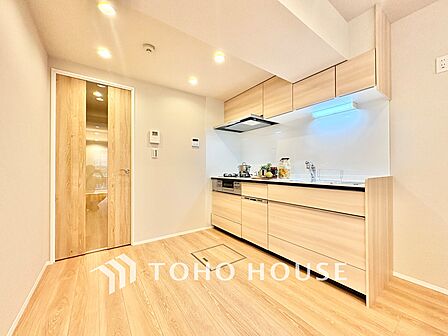 ◆キッチン◆美しく使いやすいキッチンは油汚れが簡単に拭き取れる素材で加工されており、浄水器シャワーから流す水の音を軽減する静かなシンクを採用。見えないところにさり気ない配慮が嬉しいですね