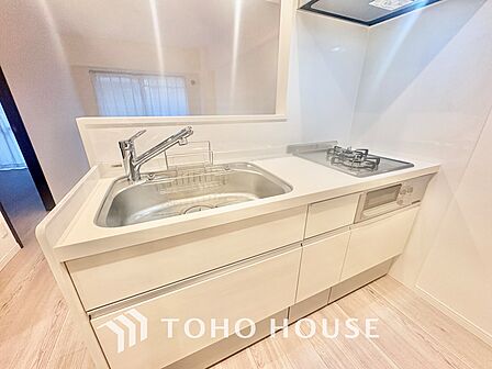 【KITCHEN】◆開放的◆後片付けが楽なシステムキッチン。収納スペースの充実!